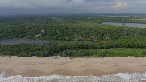 Antenne-Des-Unberührten-Tangalle-Strandes-Mit-Wellen-An-Der-Tropischen-Küste-Sri-Lankas