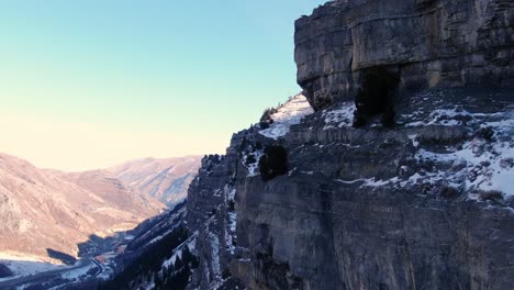 hermosa vista aérea hacia atrás de las montañas del cañón de provo
