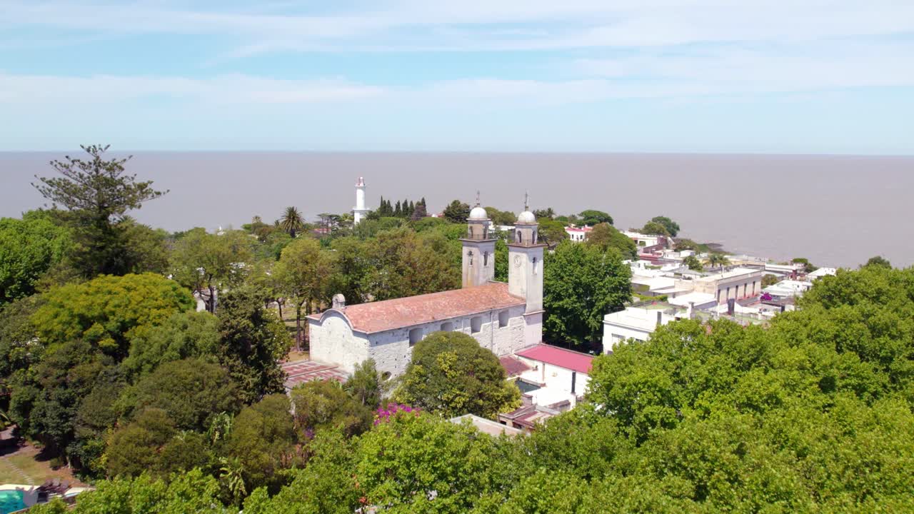 vista aérea de la basílica del santo sacramento en la ciudad costera de colonia del sacramento en uruguay