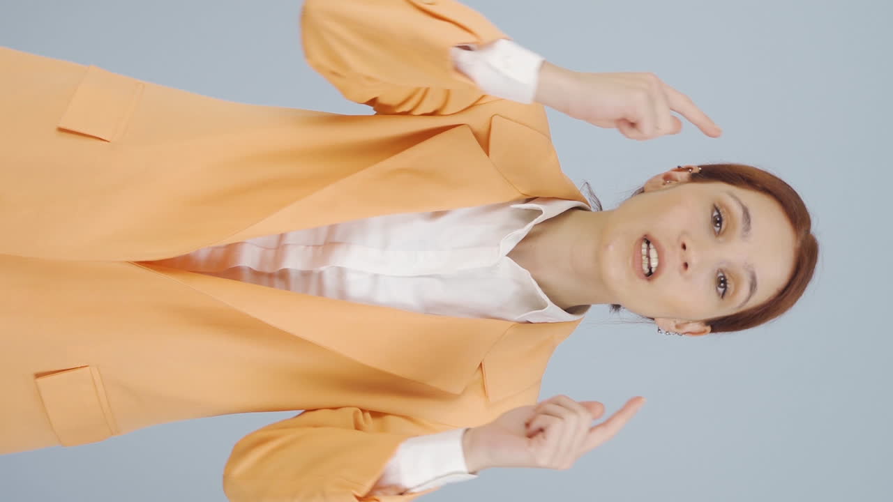 비즈니스 여자가 카메라에 동기 부여 연설을 하는 수직 비디오.