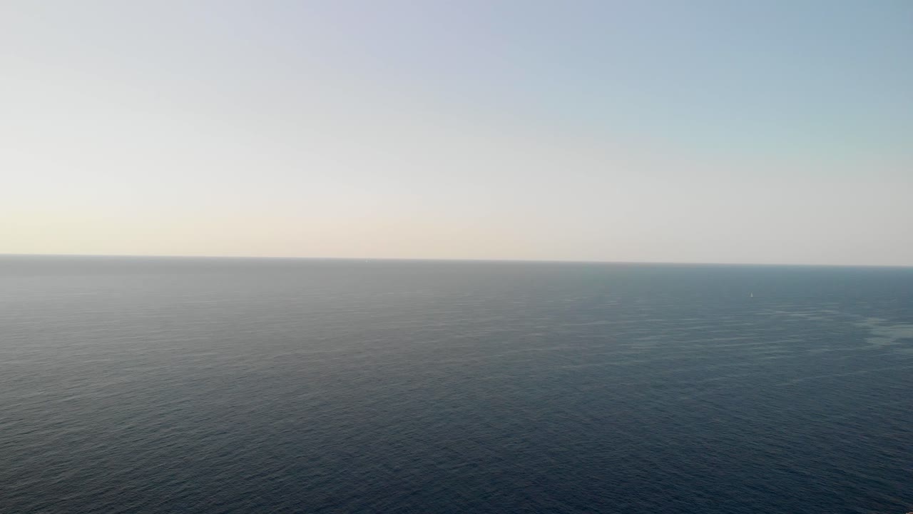 스페인 마요르카 칼라 피구에라(spain mallorca cala figuera)는 nd 필터를 사용하여 4k 24fps의 드론과 dji mavic air를 사용하여 하루 중 다른 시간에 위에서 봅니다.