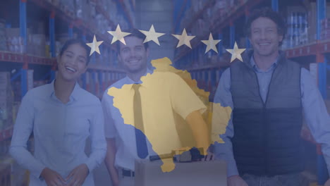 animación de la bandera de kosovo sobre felices y diversos colegas masculinos y femeninos en el almacén