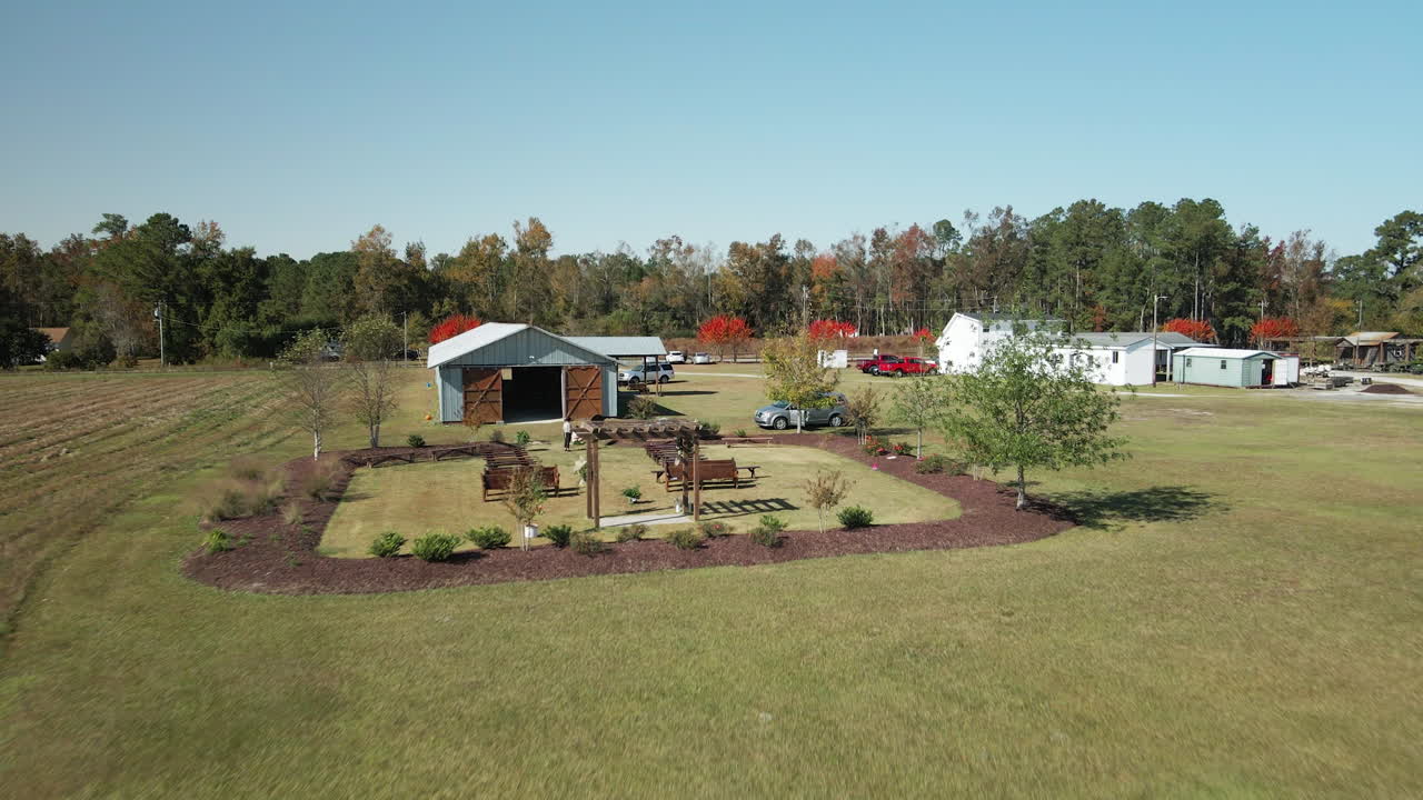 헛간 앞에서 준비된 결혼식장 예식