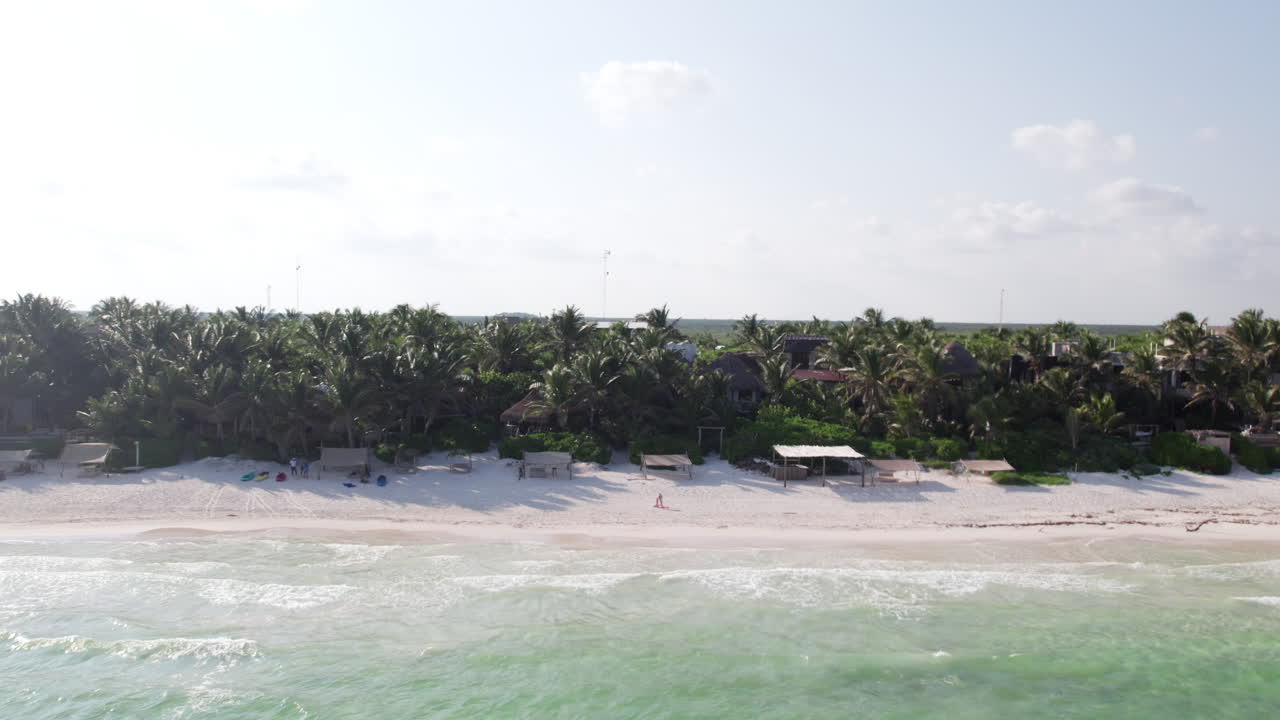 vista de atrás, costa tropical de tulum, méxico y el océano tranquilo con hoteles