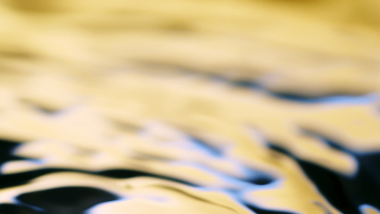 superficie de agua textura amarilla y azul con ondas limpias y fondo de refracción de onda