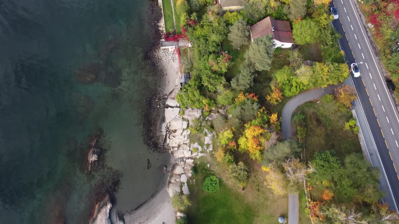 노르웨이 오슬로 카텐 해변의 수직 조감도, 낮에 지나가는 차량으로 옆 도로를 볼 수 있습니다.