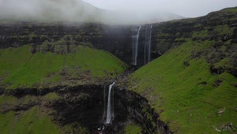 Acantilados-Marinos-De-La-Cascada-De-Fossá-En-La-Costa-Nublada-De-Las-Islas-Feroe,-Distancia-Aérea