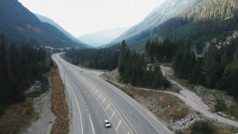 Varios-Coches-Circulando-Por-La-Autopista-5-De-Coquihalla-En-Columbia-Británica,-Canadá,-En-Un-Día-Soleado-De-Otoño