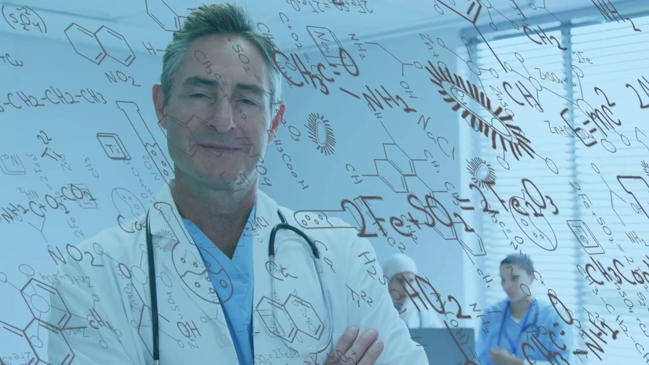 Médico de pie al frente observando al personal médico escribir fórmulas que cubren gradualmente un cristal para estudio.