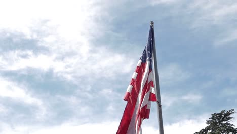 Video-En-Cámara-Lenta-Que-Muestra-Una-Bandera-Americana-Ondeando-En-El-Viento-Lenta-Y-Dramáticamente-Revelando-Varias-Banderas-Detrás-De-Ella,-Configurada-Para-El-Día-Conmemorativo-2019-En-Un-Cementerio-Regional-En-California