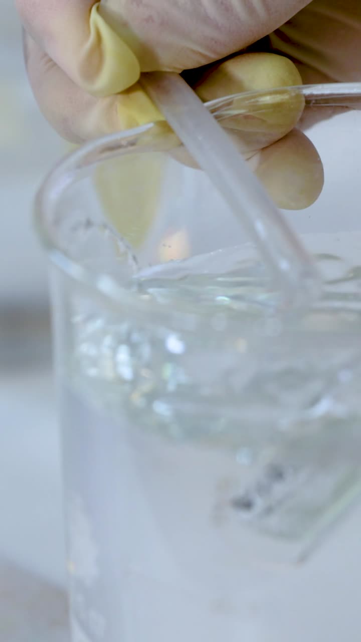 액체에서 가스 거품을 생성하는 화학 반응