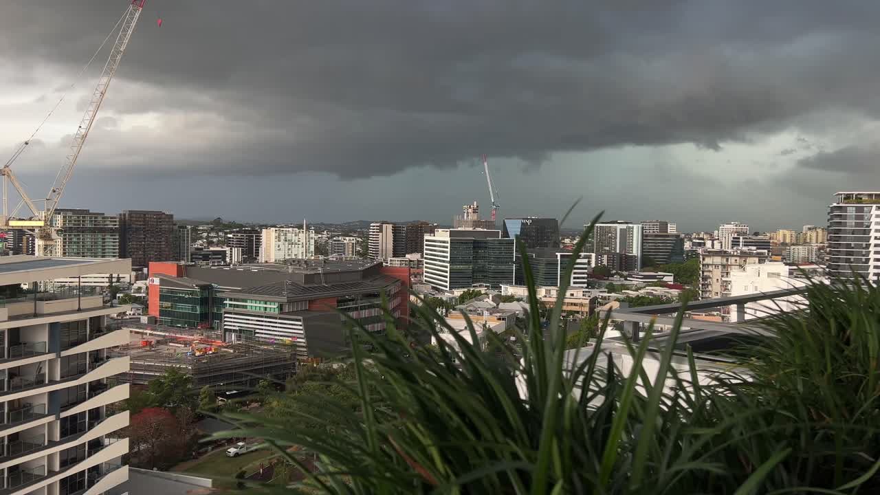 ominosas nubes oscuras que se mueven rápidamente cubriendo todo el suburbio de la ciudad de brisbane, movimiento manual de tormenta destructiva, dramática nube de cúmulo nimbus formándose en el cielo, pronóstico del tiempo severo