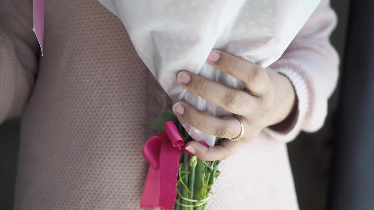 Donna con un bouquet di fiori