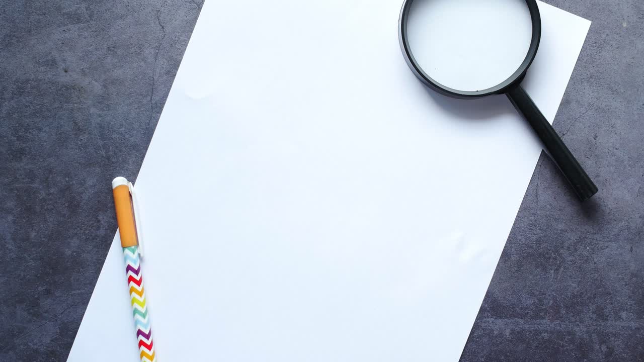 documento con sello y lupa urgente