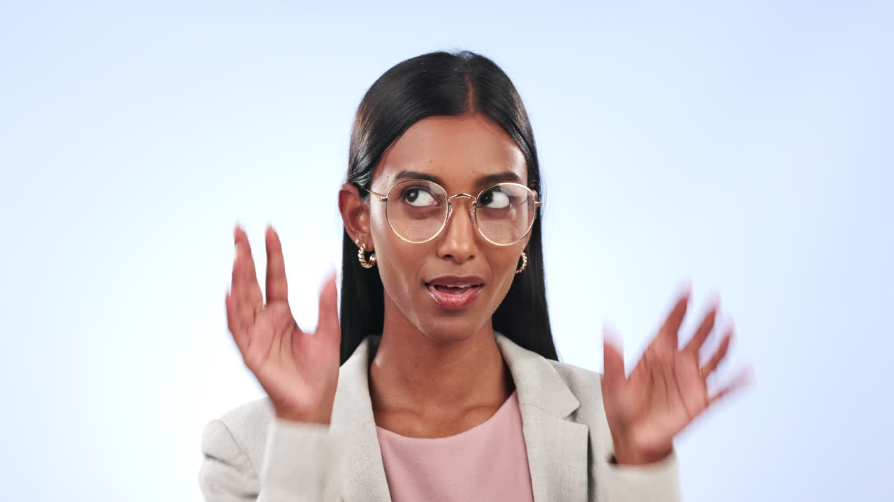 elegante, cara y una mujer con gafas en un estudio