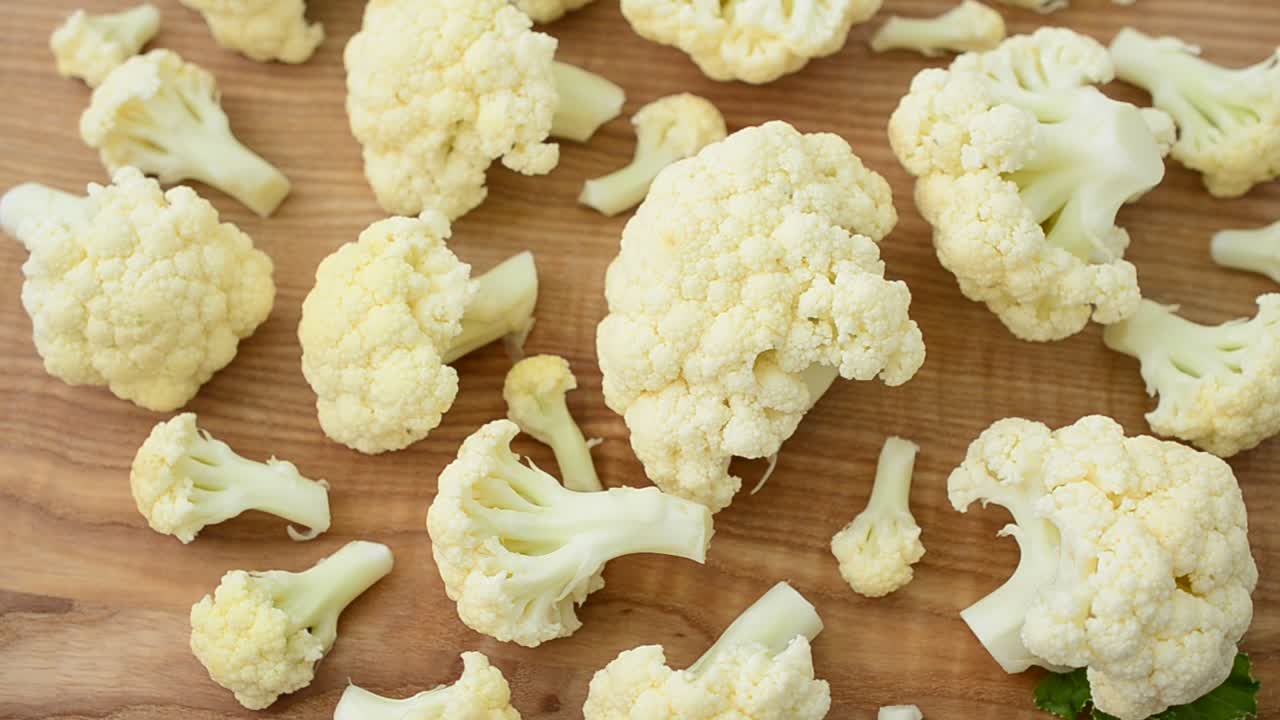 Cavolfiore su una tavola. Riprese in movimento