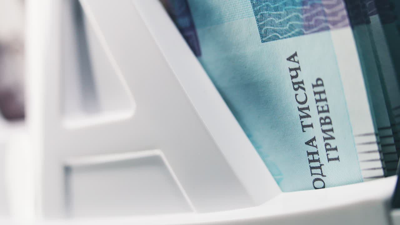 billetes de hryvnia ucraniana en una máquina contadora