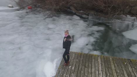 luftdrohne, die einer jungen frau an einem wintertag folgt