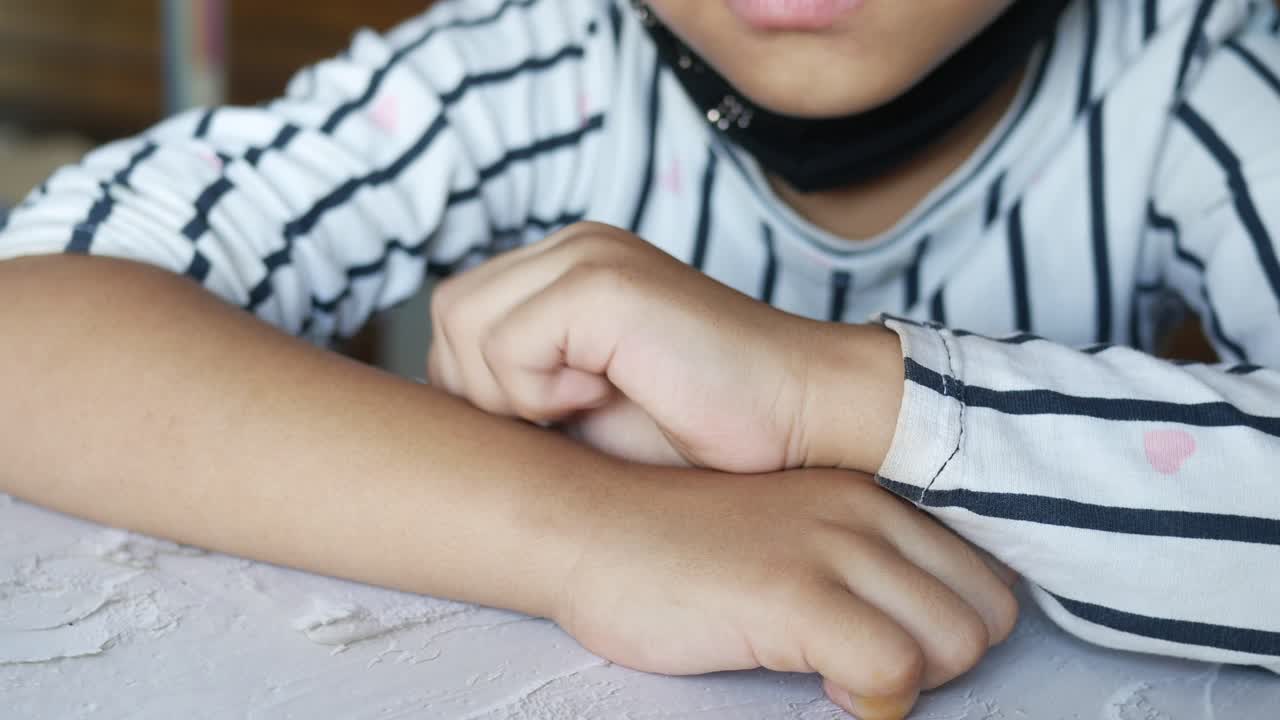 niño con picazón en el brazo
