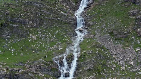 Cascada-De-Alta-Montaña-Cascata-Di-Stroppia,-Ovejas-Pastando-En-El-Lago-Niera,-Día-De-Verano