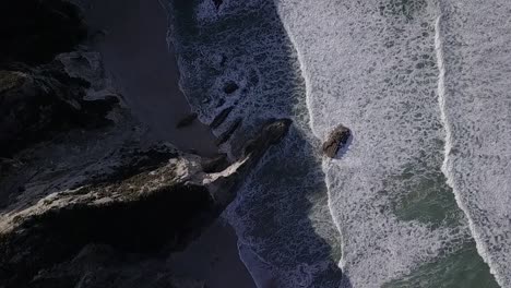 Wunderschöne-Meereswellen,-Die-Am-Strand-Aufrollen