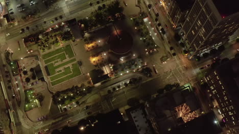 Pershing-Square-En-El-Centro-De-Los-ángeles,-California-Por-La-Noche-Con-Luces-De-Las-Calles-De-La-Ciudad-Iluminadas,-Vista-De-Pájaros-Aéreos-Arriba-Hacia-Abajo