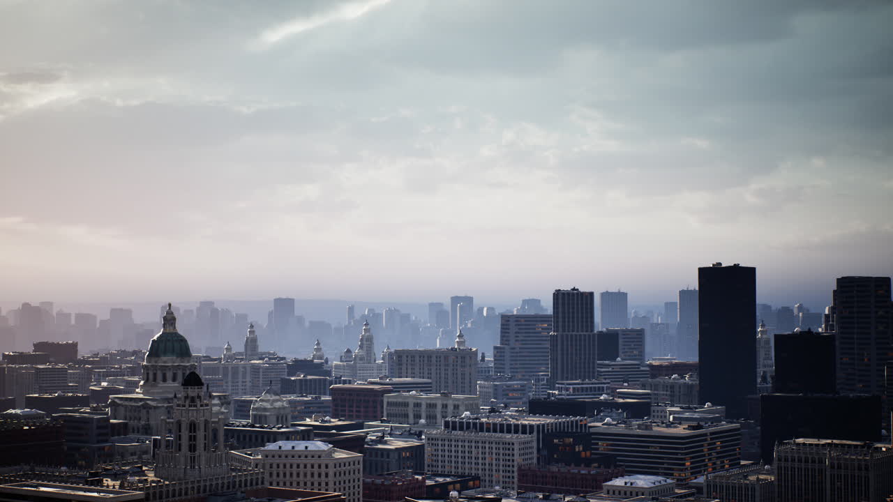 Horizonte urbano crepuscular com silhueta dramática da cidade enevoada em meio à névoa e nuvens