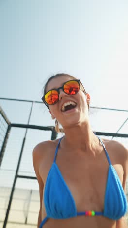 mujer en bikini azul con gafas de sol al aire libre