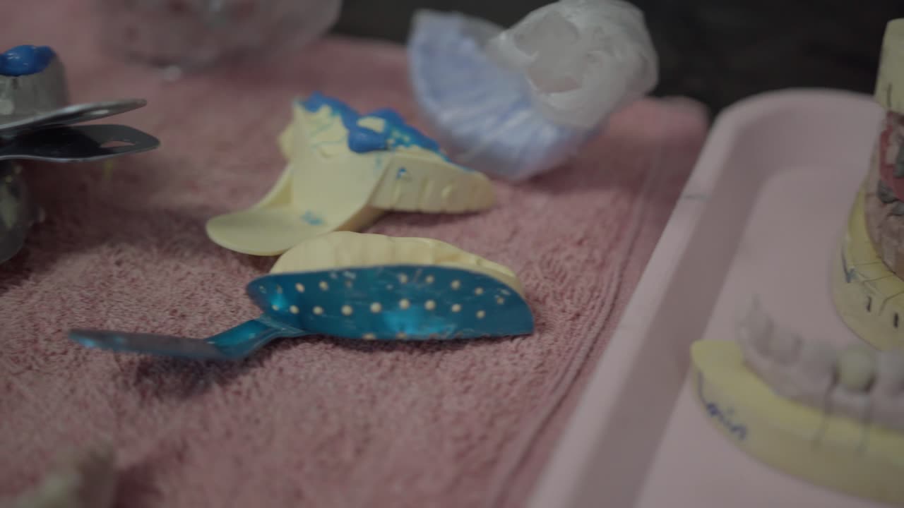Primer plano de prótesis dentales de metal con molde
