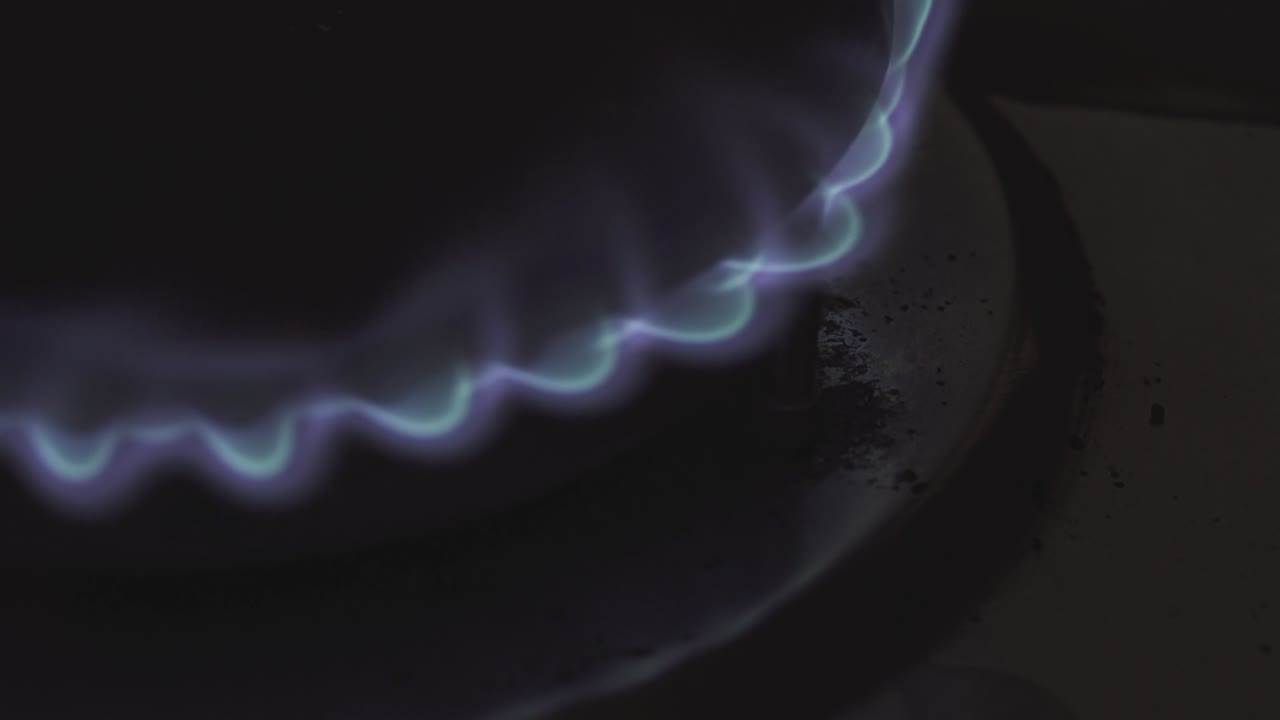 가스가 켜지고, 파란 불꽃이 아오르고