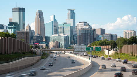 Zeitrafferansicht-Des-Autoverkehrs-Auf-Der-Autobahn-Mit-Der-Skyline-Von-Minneapolis-Im-Hintergrund