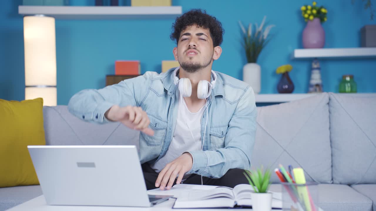 el estudiante asiente con la cabeza y hace un gesto negativo mientras mira a la cámara.