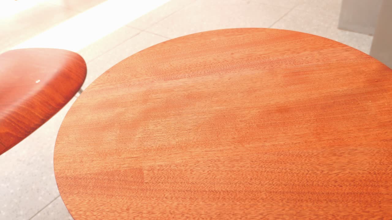 la mano de una persona sosteniendo un teléfono en una mesa