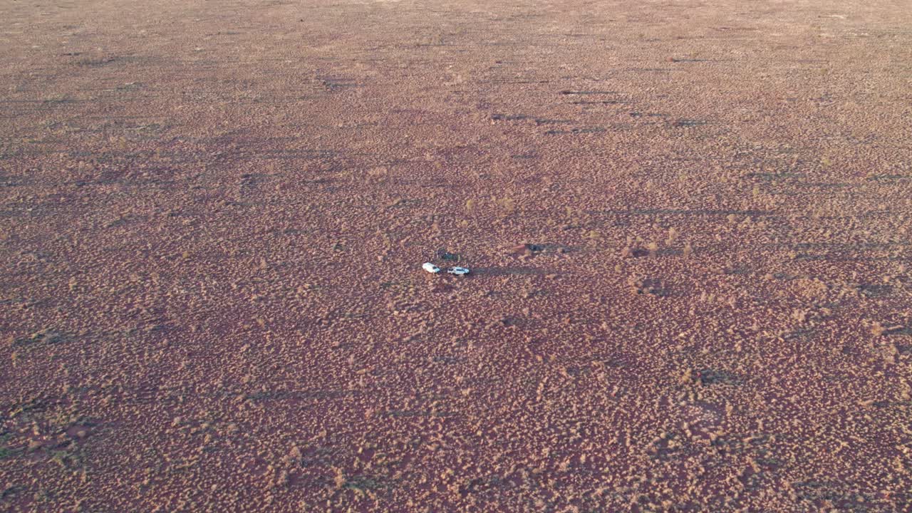 두 대의 자동차와 사람의 항공 영상 반전