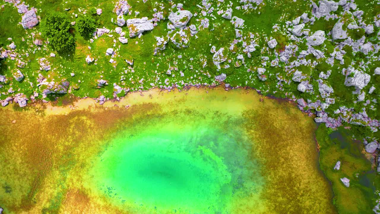 아름다운 에메라그드 호수 반사, 공중 파노라마, 몬테네그로, 유럽