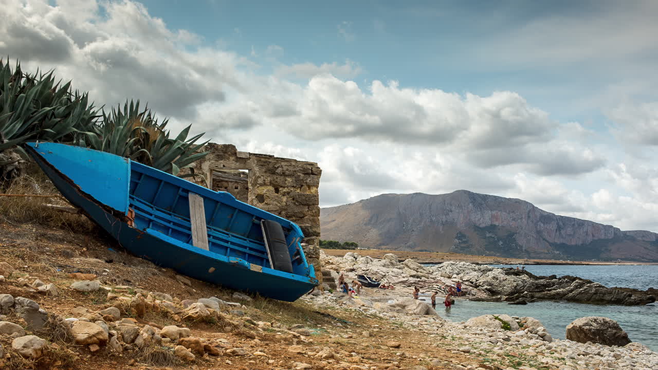 san vito lo capo con un barco de pesca, en sicilia, italia.