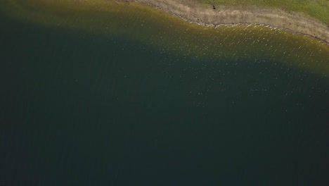 Direkt-Nach-Unten-Gerichtete-Aufnahme-Der-Insel-Und-Des-Dunklen-Wassers