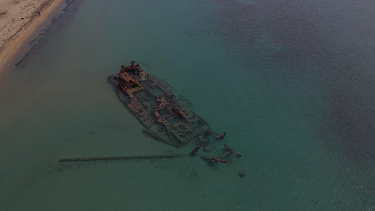 устойчивый ролик 4k над затонувшим кораблем в эпаноми, греция