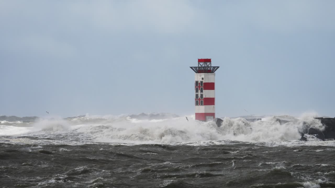 faro con olas altas durante un tiempo tormentoso