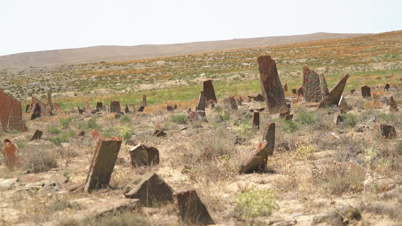 Anciennes stèles funéraires en pierre dans un paysage désertique