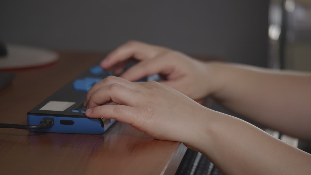 mani da vicino di una persona con disabilità di cecità utilizzando la tastiera di un computer e un display in braille o un terminale in braille un dispositivo di assistenza tecnologica per persone con disabilità visive.