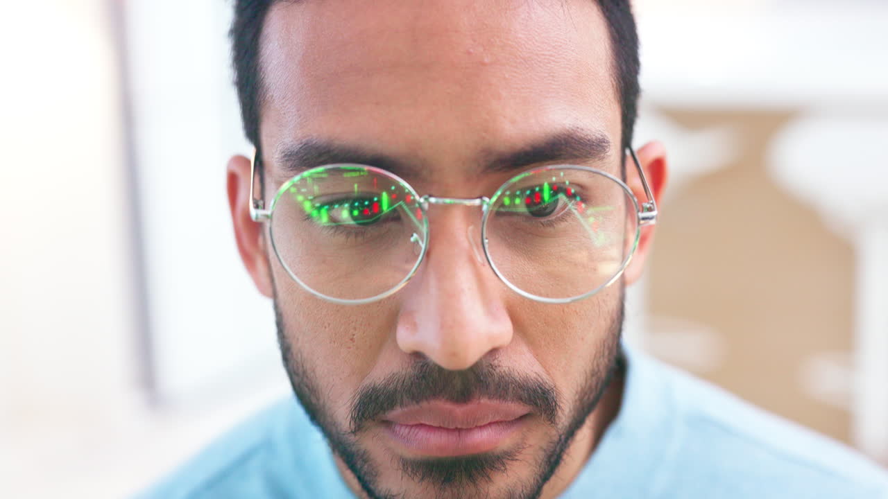 mercado de valores, crecimiento y gafas de hombre de negocios