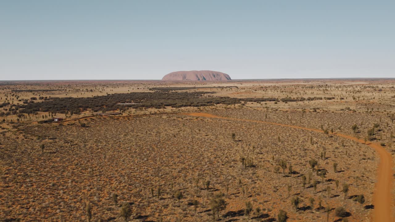 drone de seguimiento de uluru en el territorio del norte de australia