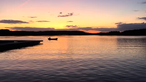 Pescadores-Pescando-En-El-Lago-Al-Atardecer