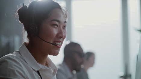representante de servicio al cliente en una llamada telefónica
