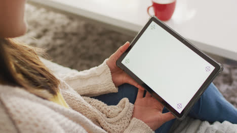 Video-Einer-Glücklichen-Asiatischen-Frau,-Die-Mit-Einem-Tablet-Auf-Dem-Sofa-Ruht-Und-Platz-Zum-Kopieren-Hat