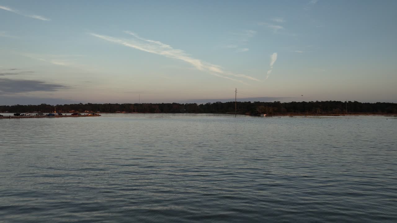 сумерки возле пеликан-пойнт в заливе недель, алабама