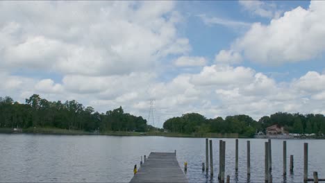 Timelapse-Del-Muelle-Del-Lago-Florida-Con-Nubes-Pasando