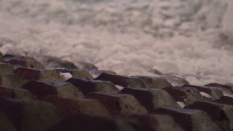 de olas establecidas mar océano chocando en la formación de roca de forma cuadrada en la playa
