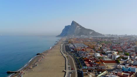 imágenes de aviones no tripulados de la roca de gibraltar.